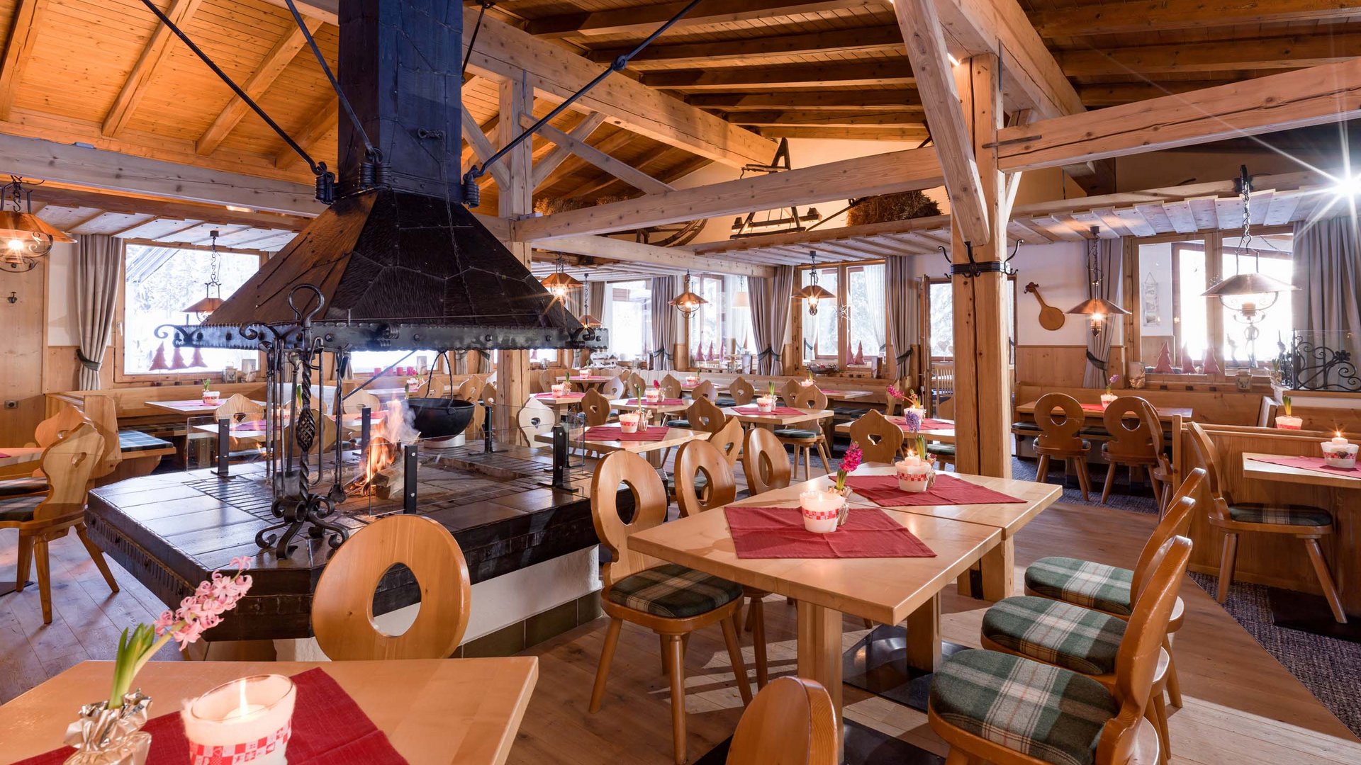 Unser Langlaufstüberl in Pertisau Gemütliches Restaurant mit Holzmöbeln und offenem Kamin im traditionellen Stil