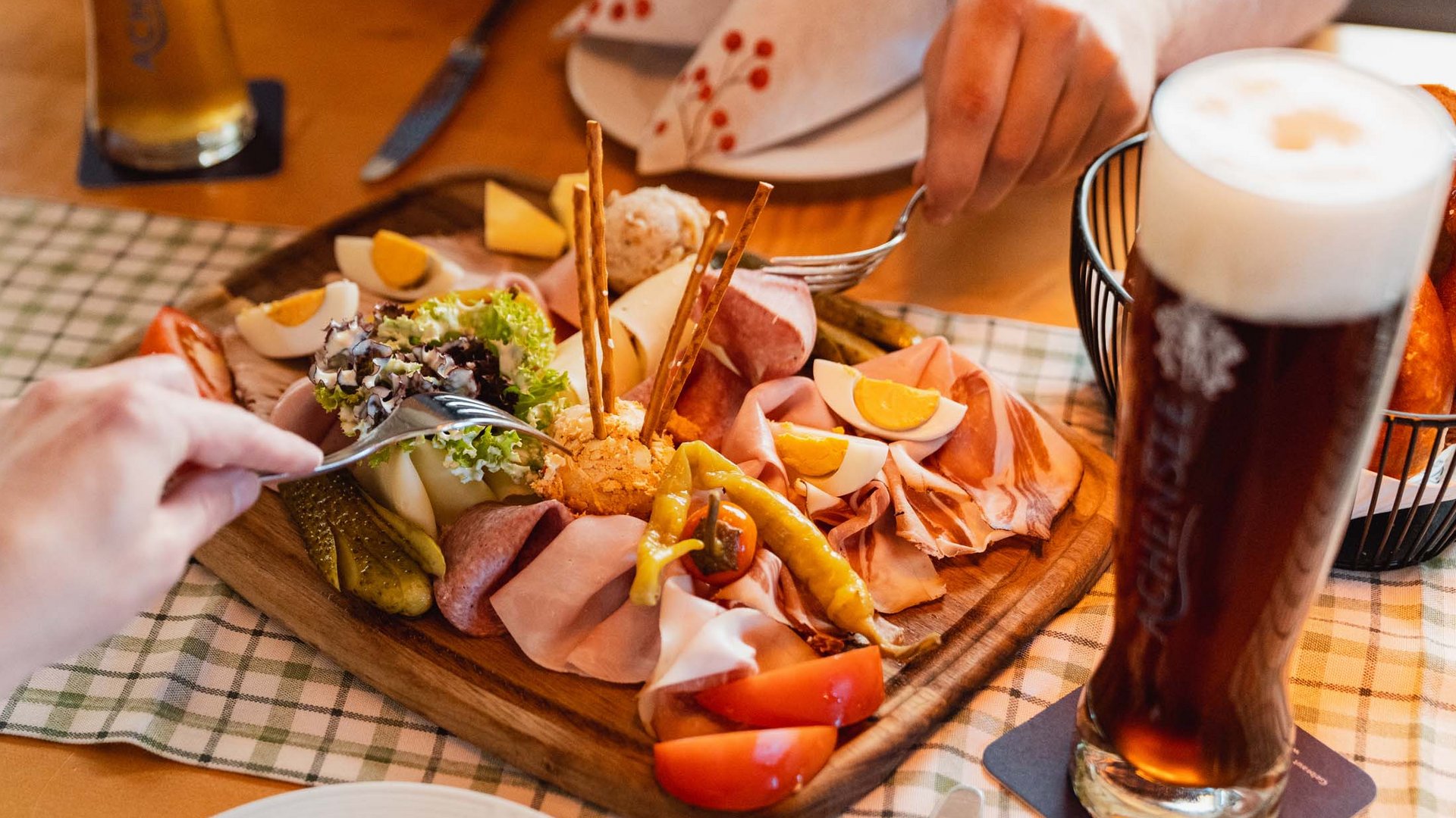 Unser Langlaufstüberl in Pertisau Brotzeitbrett mit Wurst, Käse, Eiern, Gemüse und zwei Gläser Bier