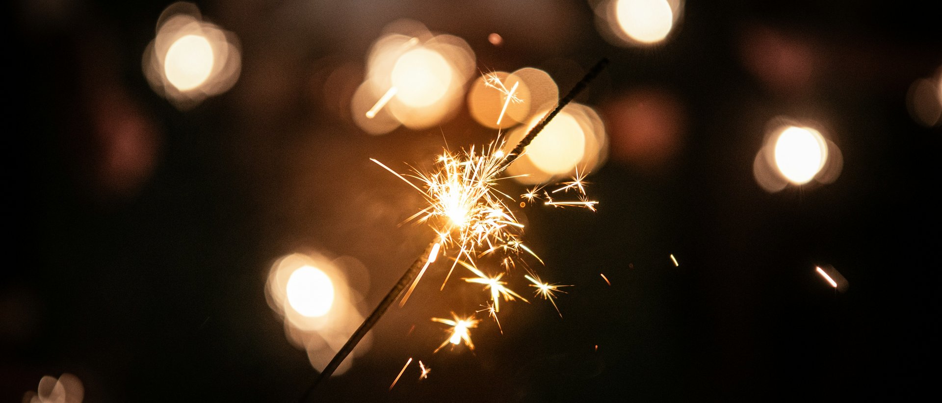Silvester im Hotel Karlwirt Funkelnder Wunderkerze-Lichtstrahl vor dunklem Hintergrund