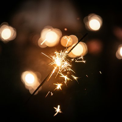 Verwöhnhotel am Achensee: Neuigkeiten Funkelnder Wunderkerze-Lichtstrahl vor dunklem Hintergrund