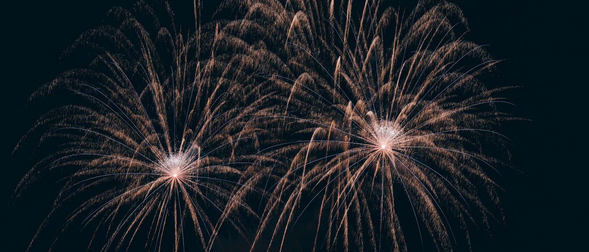 Ein unvergessliches Erlebnis Zwei goldene Feuerwerke am Nachthimmel